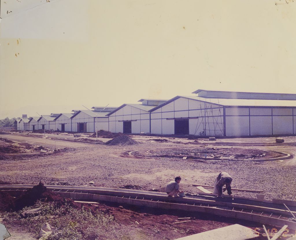 ກຳມະກອນສອງຄົນກຳລັງເຮັດຮ່ອງລະບາຍນ້ຳ