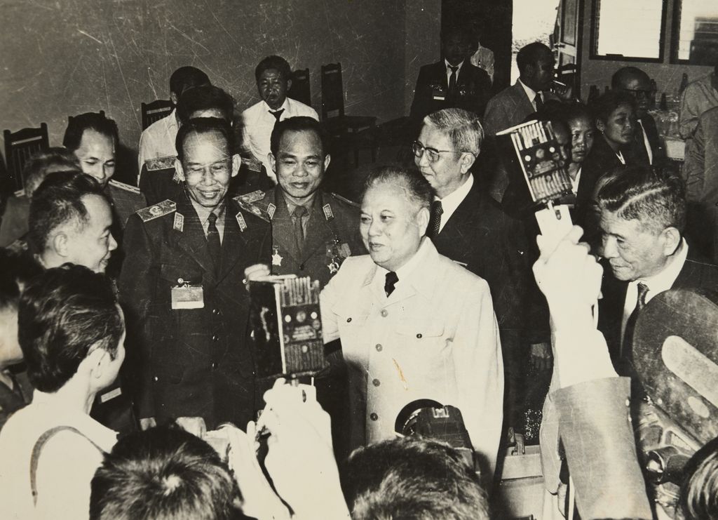 ທ່ານ ໄກ​ສອນ ພົມ​ວິ​ຫານ ແລະ ຜູ້​ນ​ຳ​ອື່ນໆ​ໂອ້​ລົມ​ກັບ​ຜູ້​ແທນ