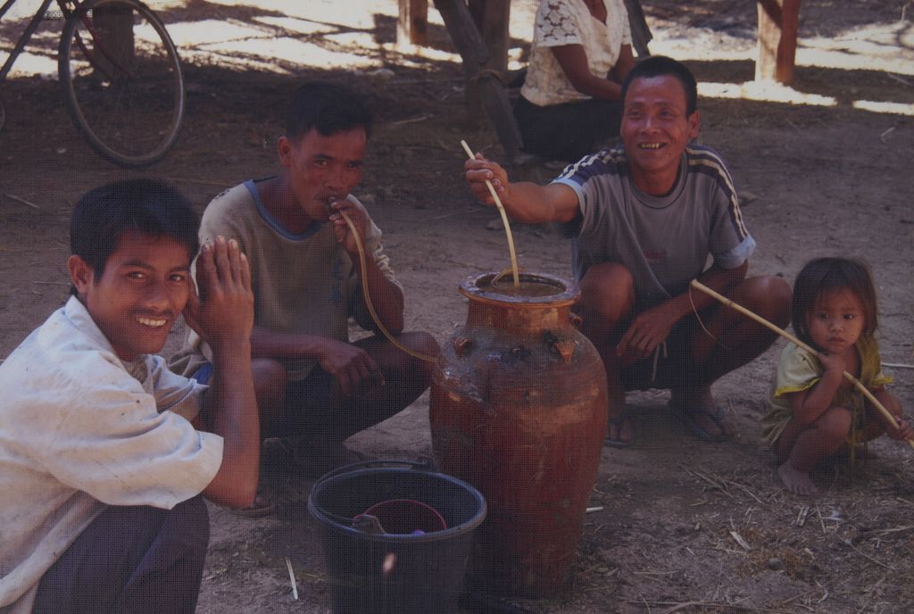 ຊາວ​ບ້ານ ກິນ​ດື່ມ