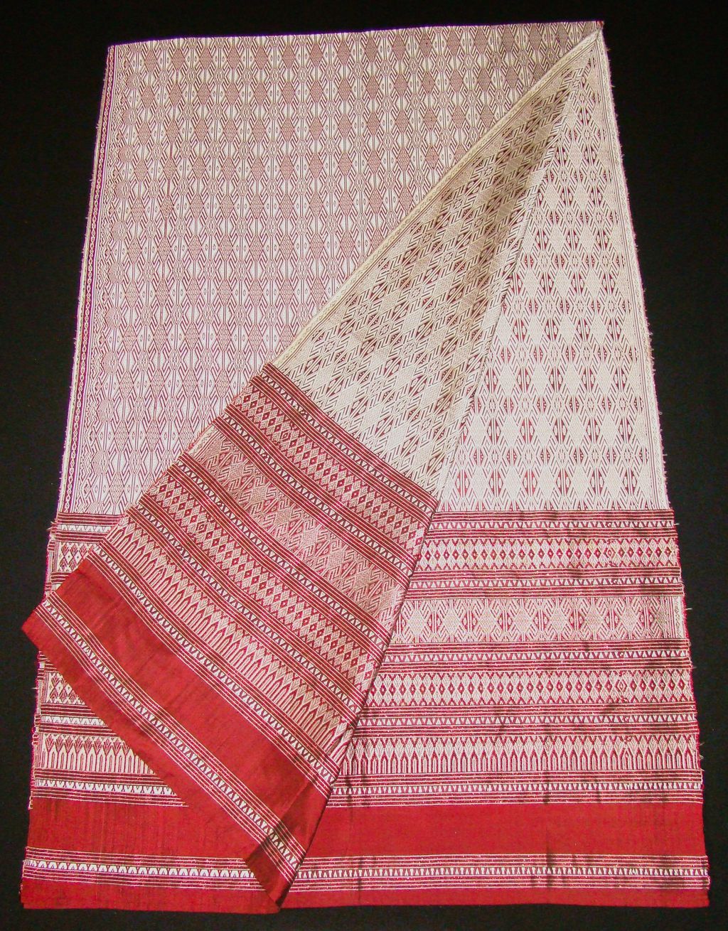 ຜ້າບີງ ຜ້າໄຫມສີແດງ ຕໍ່າຈົກດອກແມງມູມ