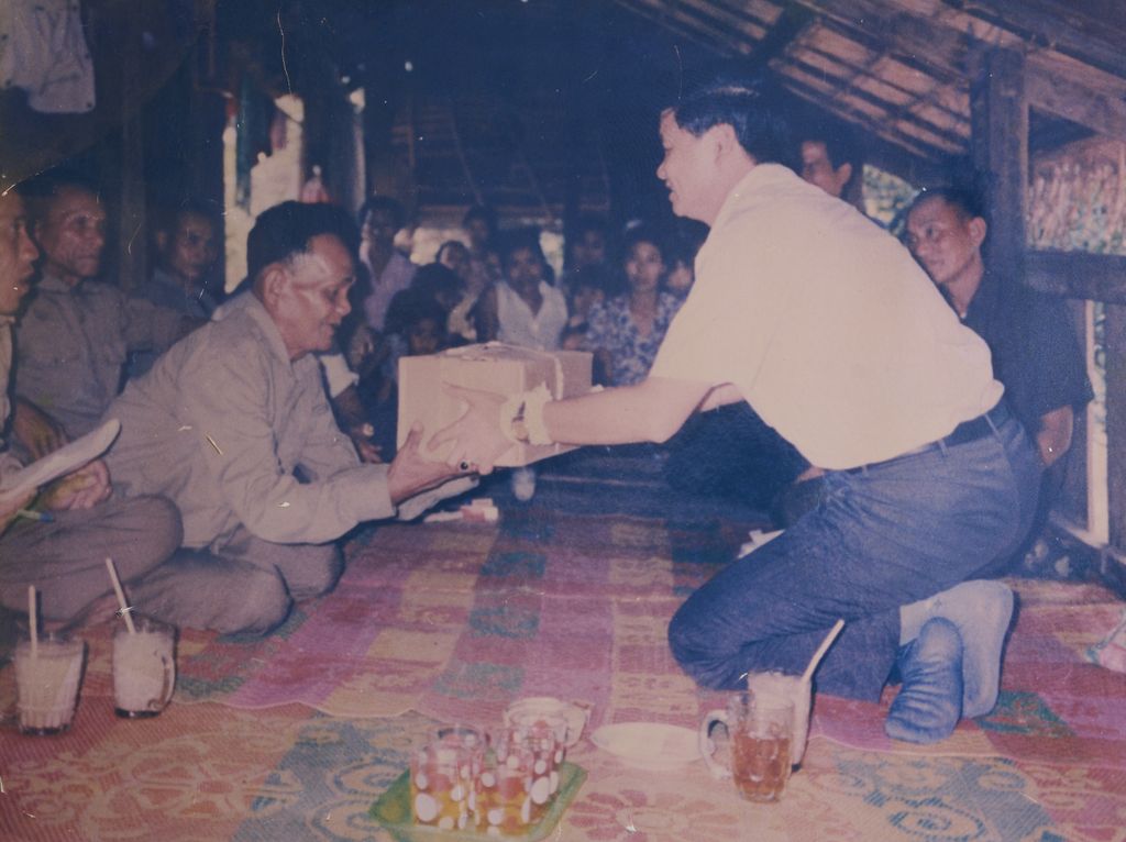 ທ່ານ ທອງ​ລຸນ ສີ​ສຸ​ລິດ ມອບ​ເຄື່ອງ​ຊ່ວຍ​ເຫຼືອ​ຊາວ​ບ້ານ