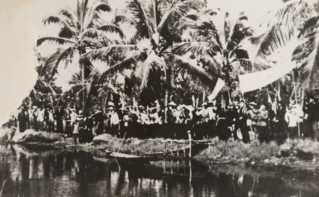 ໂຮມ​ຊຸມ​ນຸມ​ແຄມ​ແມ່​ນ້ຳ ຢູ່​ຫວຽດ​ນາມ