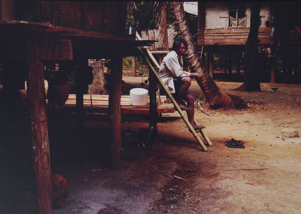 ຜູ້​ຊ​າຍ​ນັ່ງ​ພັກ​ຜ່ອນ​