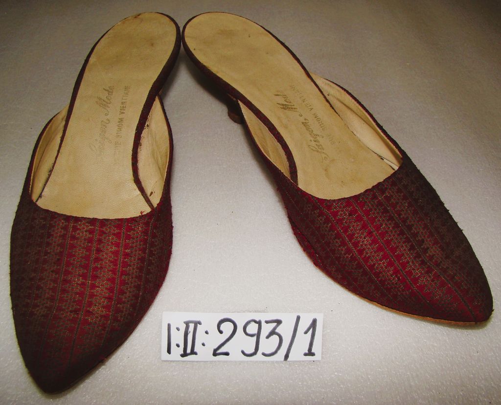 ເກີບ ສົ້ນແຫມ ຜ້າໄຫມລາຍດອກສີແດງ