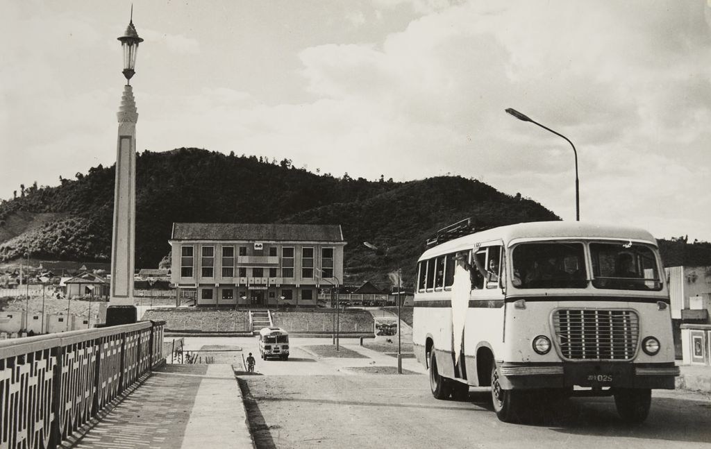 ລົດ​ເມ​ສາ​ທາ​ລະ​ນະ