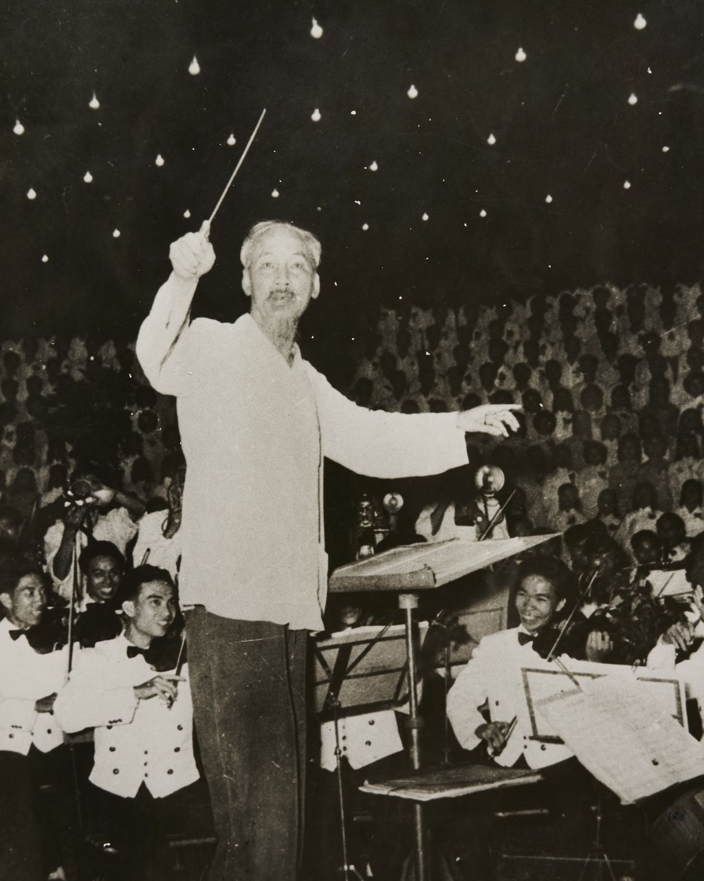 ເພີ່ນ​ເປັນ​ຜູ້​ຕີ​ຈັ່ງ​​ຫວະ​ບົດ​ເພງ​ສາ​ມະ​ຄີ