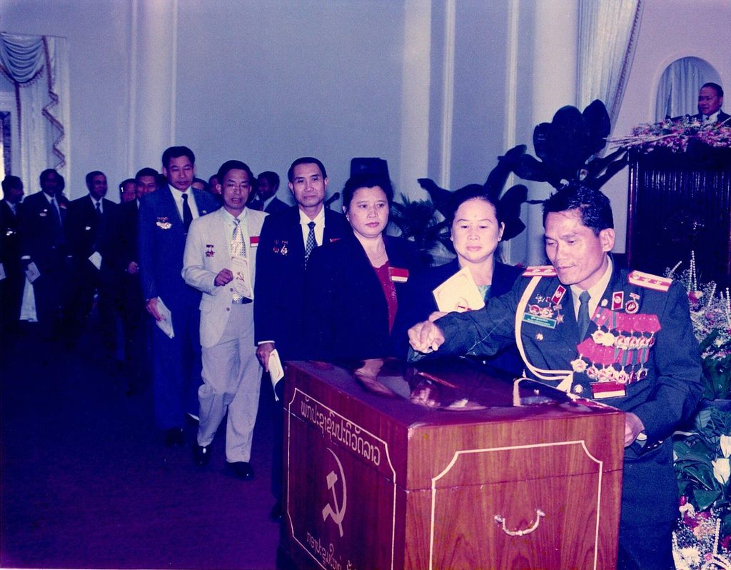 ການ​ປ່ອນ​ບັດ​ເລືອກ​ຕັ້ງ