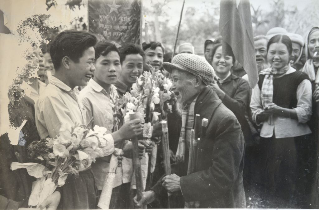 ທ່ານ ຟານ​ໂບ້ຍ​ເຈົາ ຢ້ຽມ​ຢາມ​ຊາວ​ໜຸ່ມ