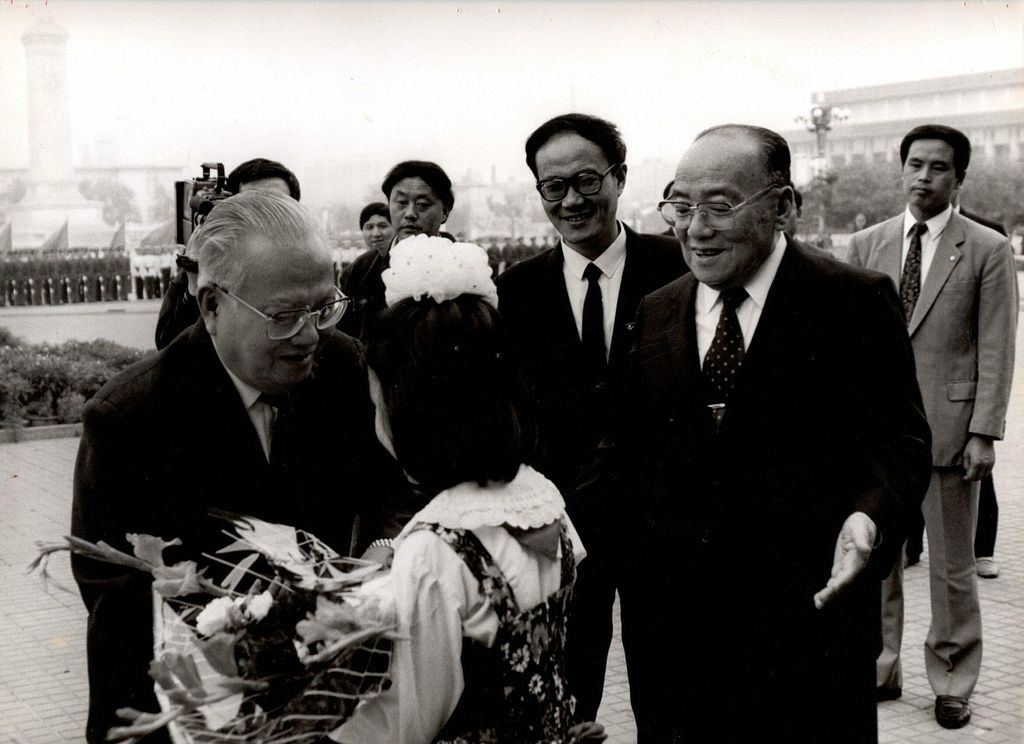 ຄະ​ນະ​ນຳ​ຈີນ​ມາ​ຢ້ຽມຢາມລາວ 27.4.1992