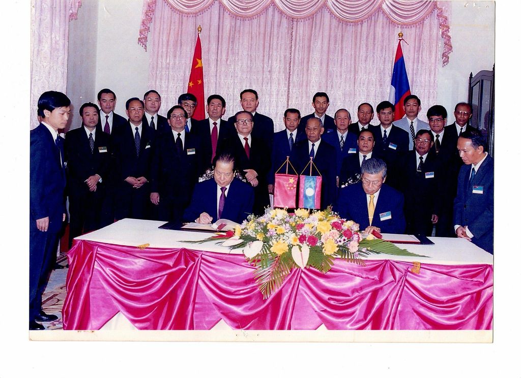 ທ່ານ ຄຳ​ໄຕ ສີ​ພັນ​ດອນ ພ້ອມ​ຄະ​ນະ​ນຳ​ຂັ້ນ​ສູງ ແລະ ທ່ານ ເຈືອງ​ເຈີ​ໜິງ ​ເຂົ້າ​ຮ່ວມ​ພິ​ທີ​ເຊັນ​ສັນ​ຍາ​ຮ່ວມ​ມື​ລາວ-ຈີນ