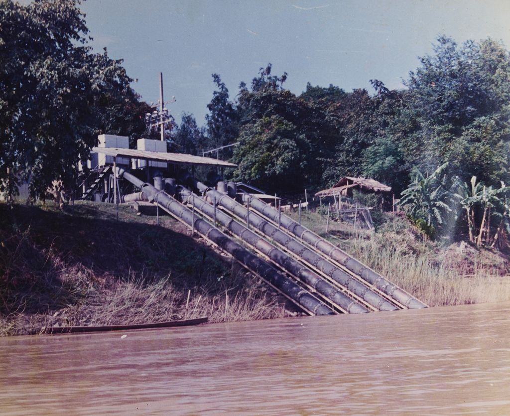 ຈັກ​ສູບ​ນ້ຳ​ບ້ານ​​ເກົ້າ​ລ້ຽວ​ກຳ​ແພງ​ນະ​ຄອນ​ຫຼວງວຽງ​ຈັນ