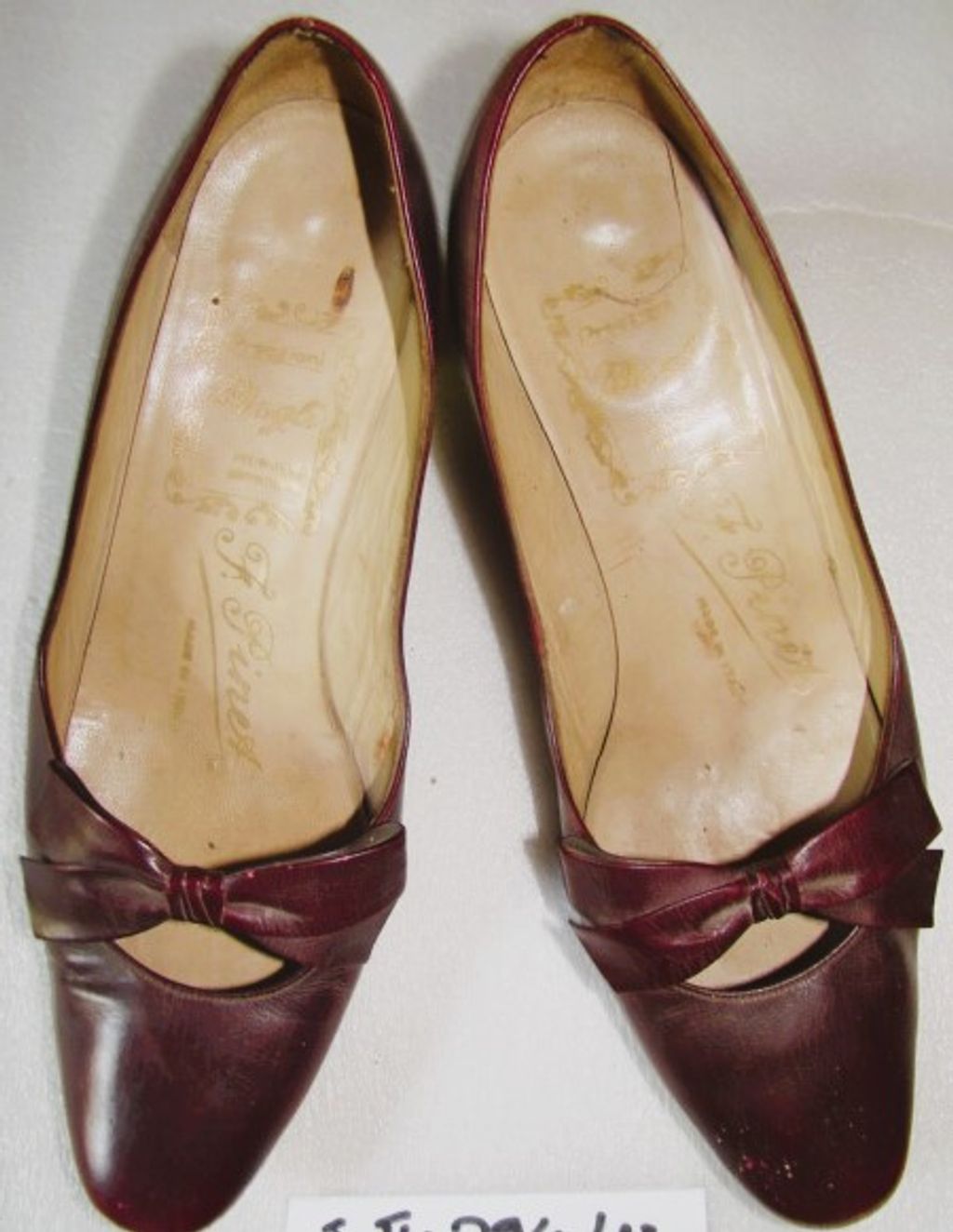 ເກີບຢ່ອງສົ້ນແຫລມ ຫນັງສີແດງຊໍ້າ