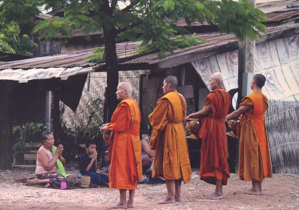 ພຣະອາຈານໃຫ້ພອນແມ່ອອກໃສ່ບາດ ແຂວງວຽງຈັນ