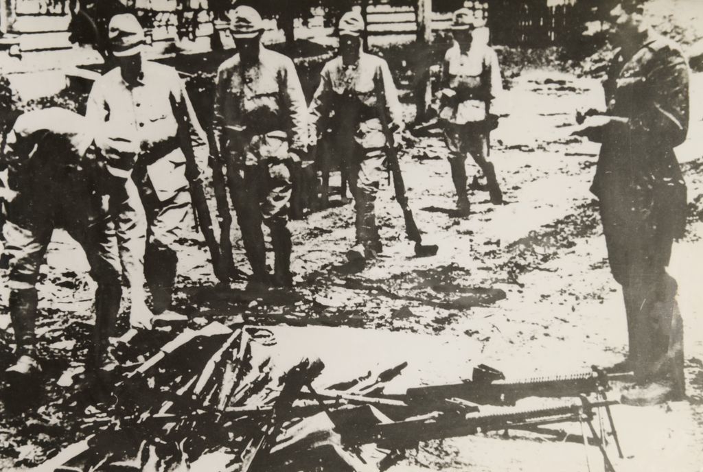 ປົດ​ອາ​ວຸດ​ສັດ​ຕູ