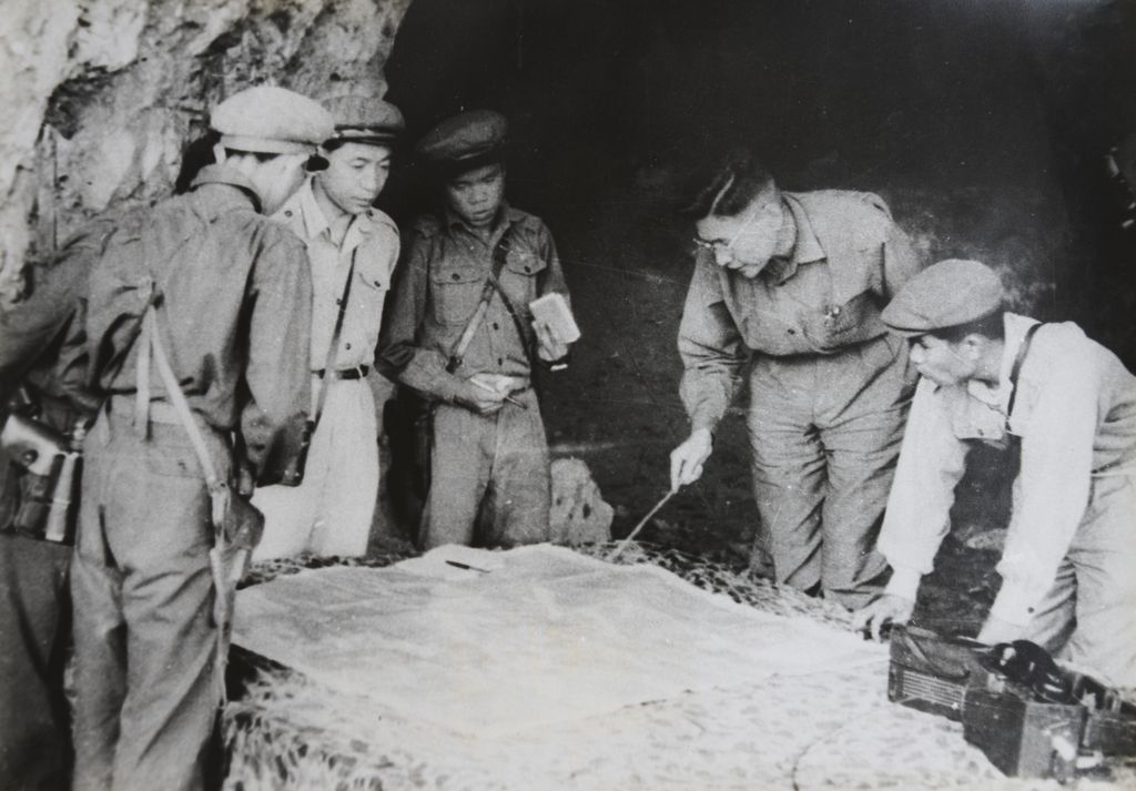 ທ່ານ ໜູ​ຮັກ ຊີ້​ນຳ​ການ​ສູ້​ຮົບ