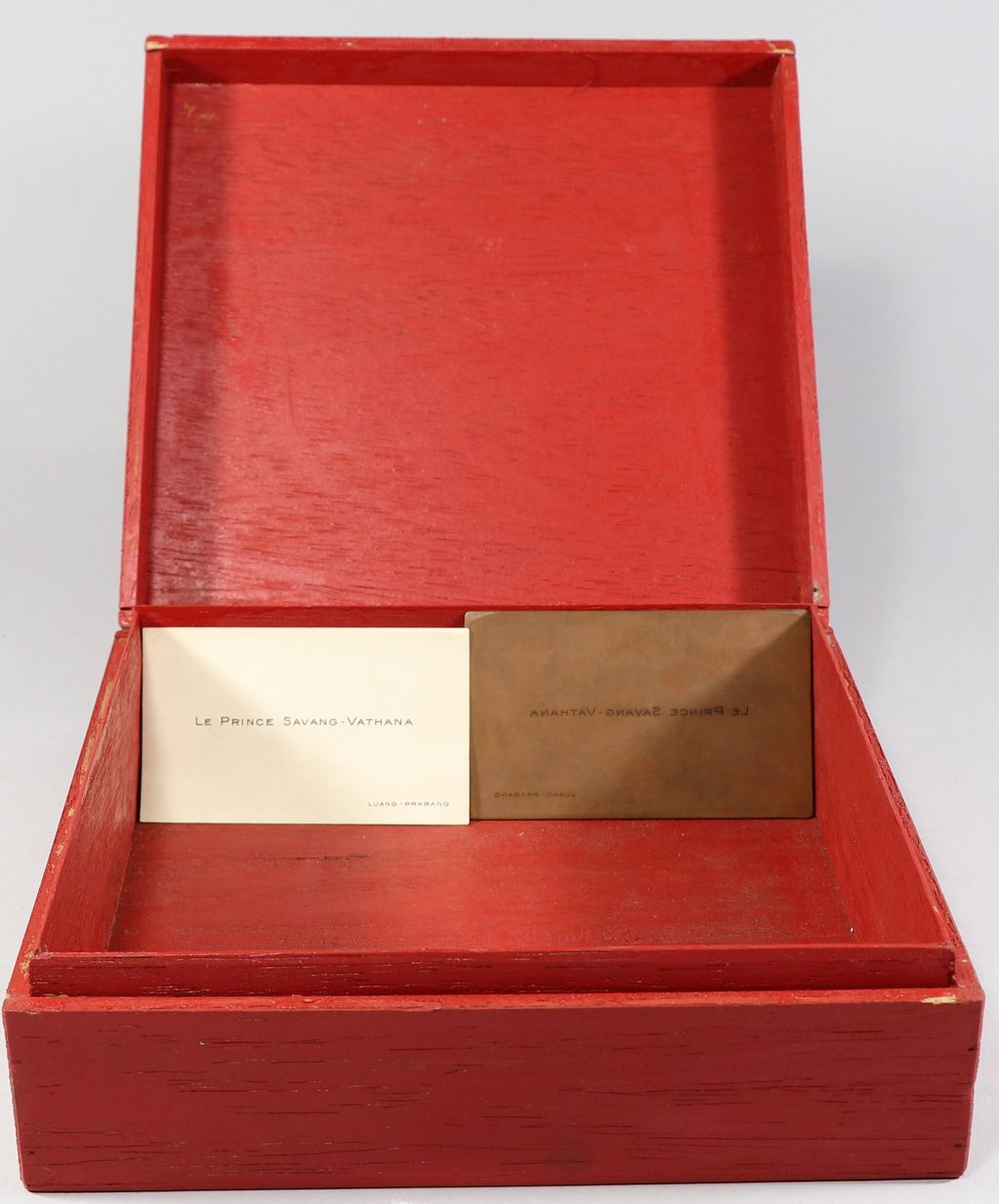 ກັບເຮັດດ້ວຍໄມ້ ທາສີແດງ ( ທາງໃນບັນຈຸແພ່ນທອງ )