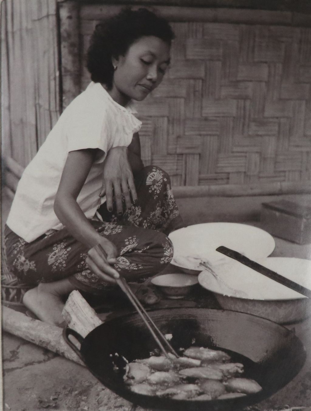 ຮູບ​ພ​າບຂາວດຳ  ແມ່ຍິງລາວກຳລັງຈືນເຂົ້າໜົມ ປີ1953