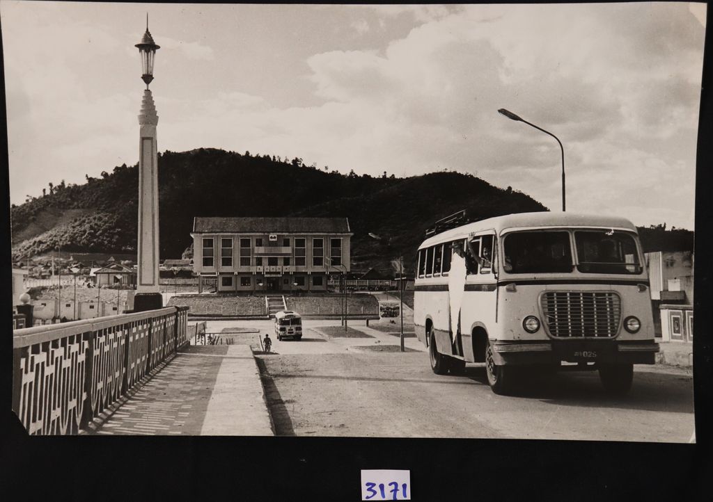 ລົດ​ເມ​ສາ​ທາ​ລະ​ນະ