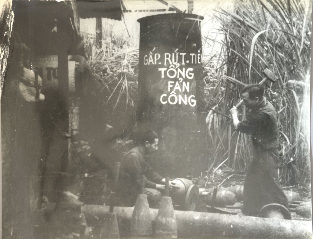 ທະ​ຫານ​ປົດ​ສະ​ນວນ​ລູກ​ລະ​ເບີດ