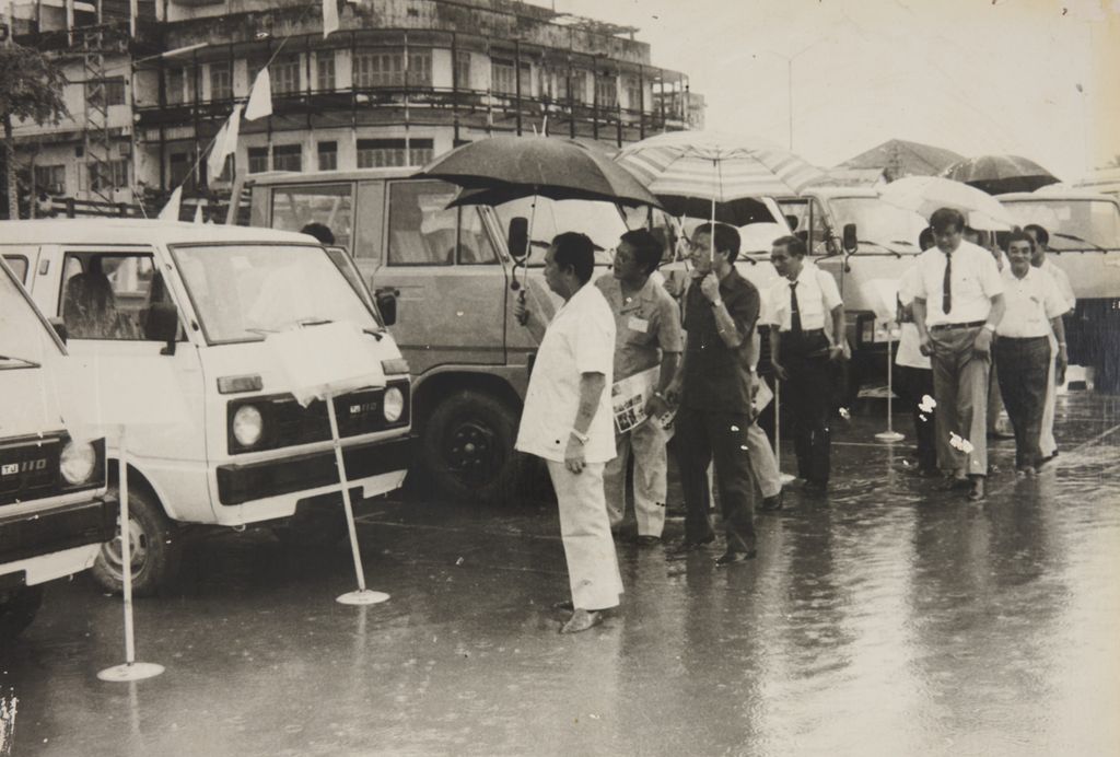 ການ​ວາງ​ສະ​ແດງ ພາ​ຫາ​ນະ​ລົດ​ຍົນ ແລະ ເຄື່ອງ​ກົນ​ຈັກ​ກະ​ສິ​ກຳ