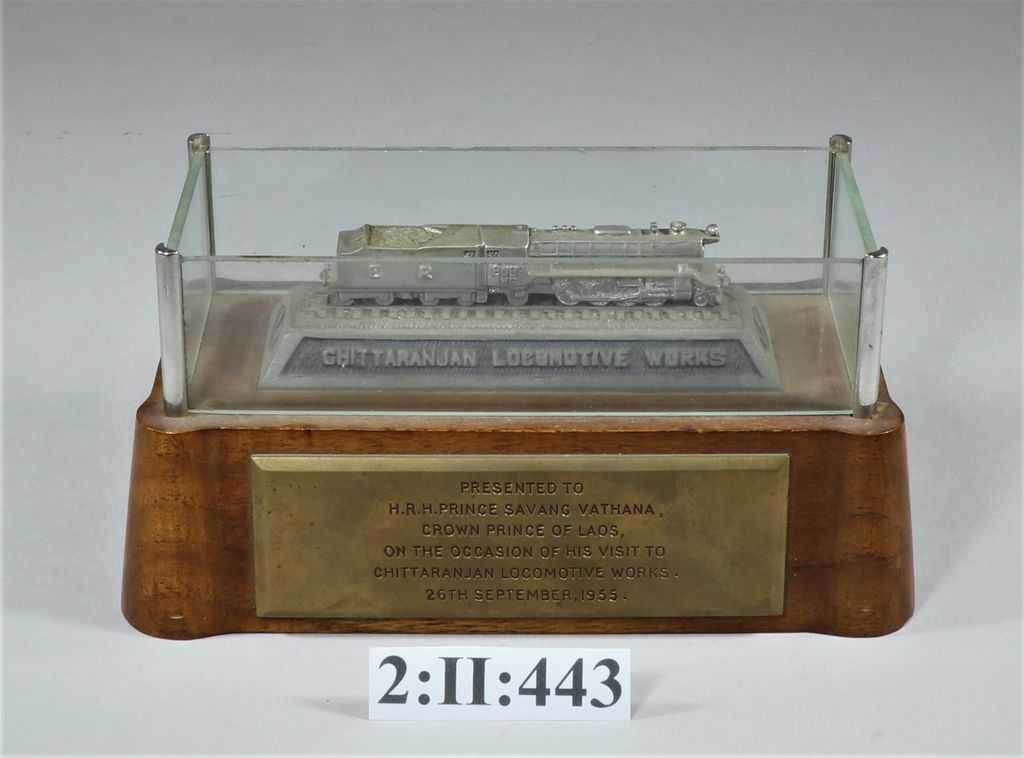 ຫົວລົດໄຟຈໍາລອງ ເຮັດດ້ວຍທອງ, ແທນຮອງເຮັດດ້ວຍໄມ້, ແກ້ວ.