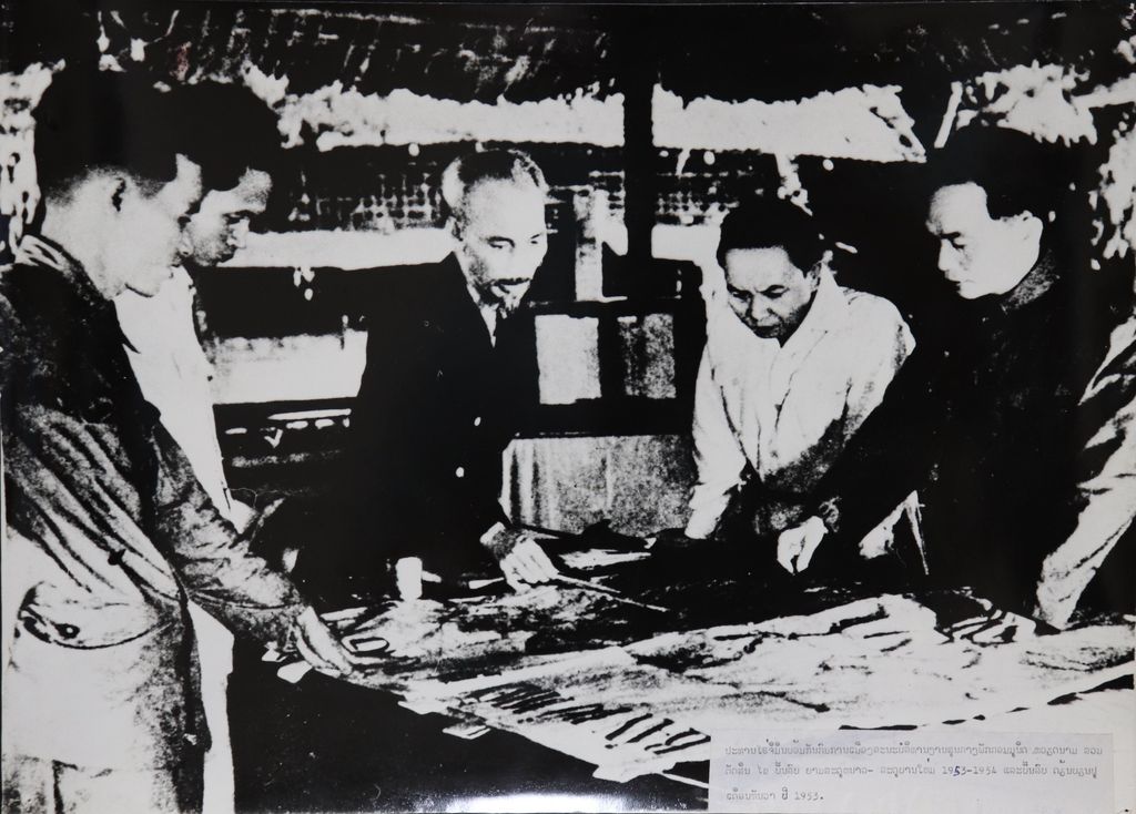 ທ່ານ ໂຮຈິມິນ ພ້ອມກັບຄະນະບໍລິຫານກົມການເມືອງສູນກາງກາງພັກຄອມມູນິດຫວຽດນາມຕັດສິນໄຂບັນຮົບລະດູໜາວ-ລະດູບານໃໝ່ 1953-1954 ແລະ ບັ້ນຮົບດຽນບຽນຟູ 12/1953