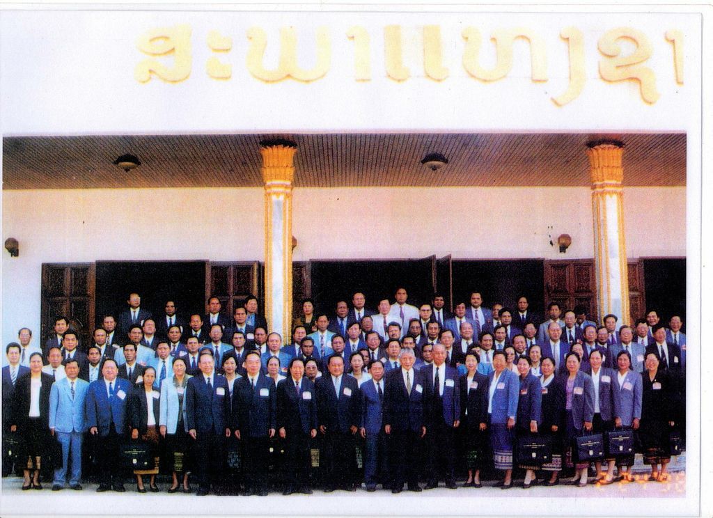 ການ​ນຳ​ຖ່າຍ​ຮູບ​ລວມ​ໝູ່ຢູ່​ໜ້າ​ສະ​ພາ​ແຫ່ງ​ຊາດ​ລາວ