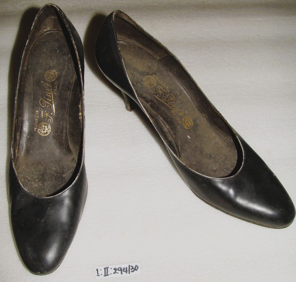 ເກີບຢ່ອງ ສົ້ນເຂັມ ຫນັງສີດໍາ