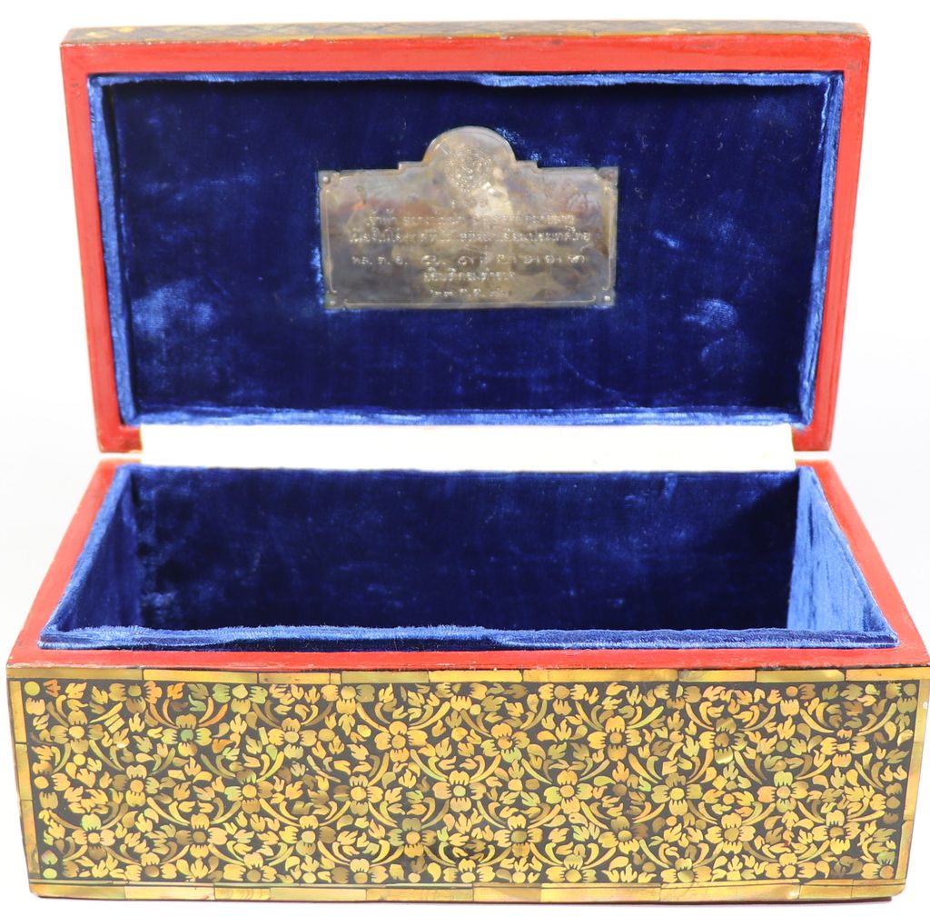 ກັບເຮັດດ້ວຍໄມ້ ລາຍດອກໄມ້ສີເຫຼືອງ ( ເບັນຈະລົງ )