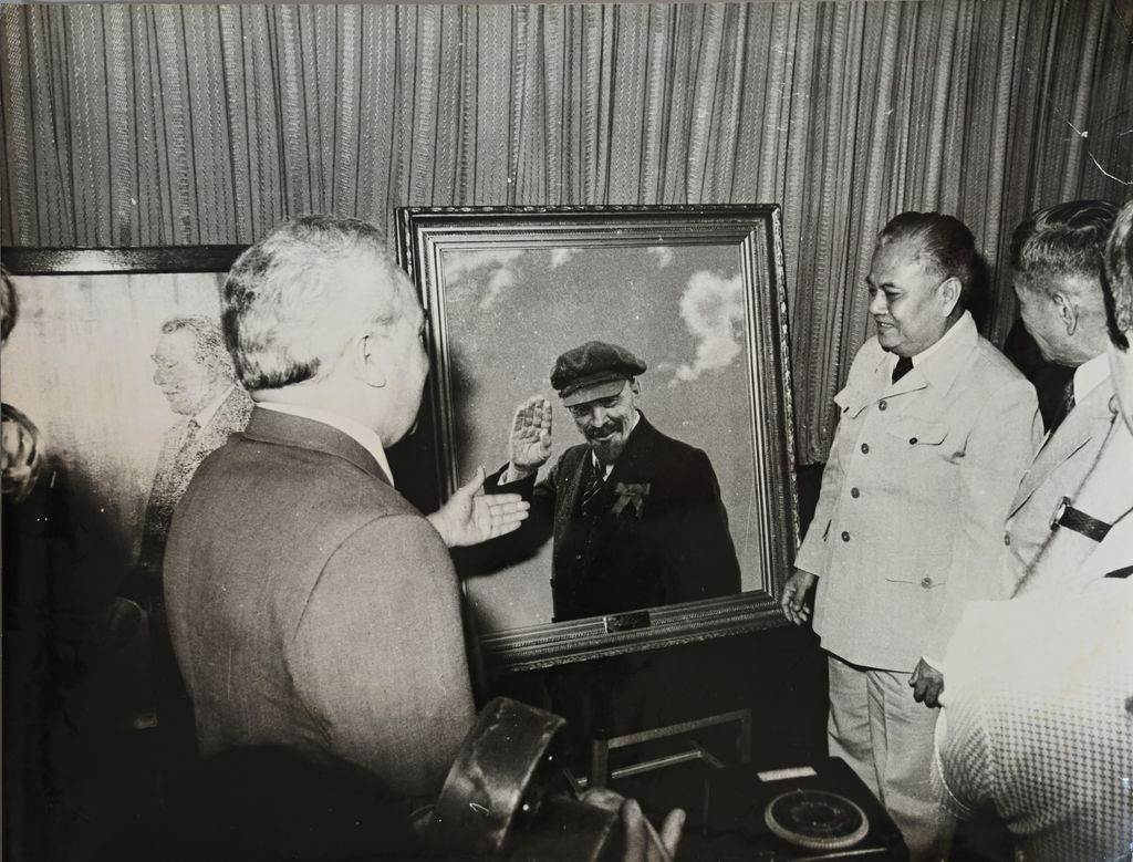 ທ່ານ ໄກສອນ ພົມວິຫານ ໄດ້ຊົມຮູບພາບຢູ່ຕ່າງປະເທດ