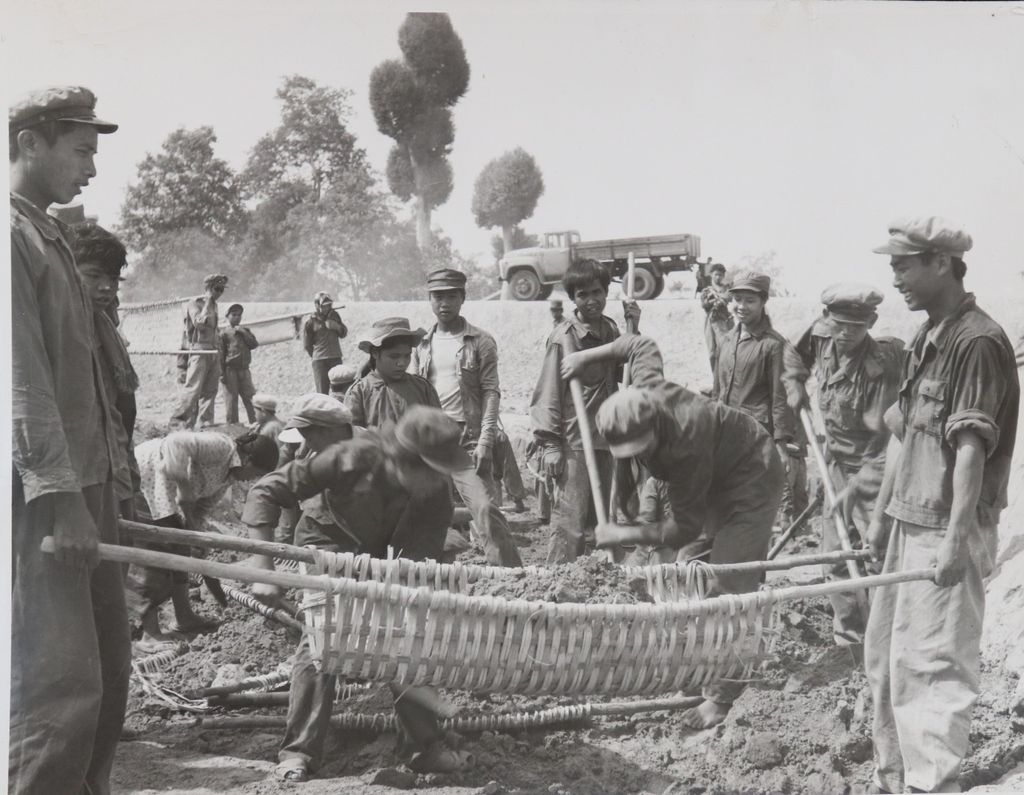 ຊ່ວຍ​ກັນ​ພັດ​ທະ​ນາ​ເສດ​ຖະ​ກິດ