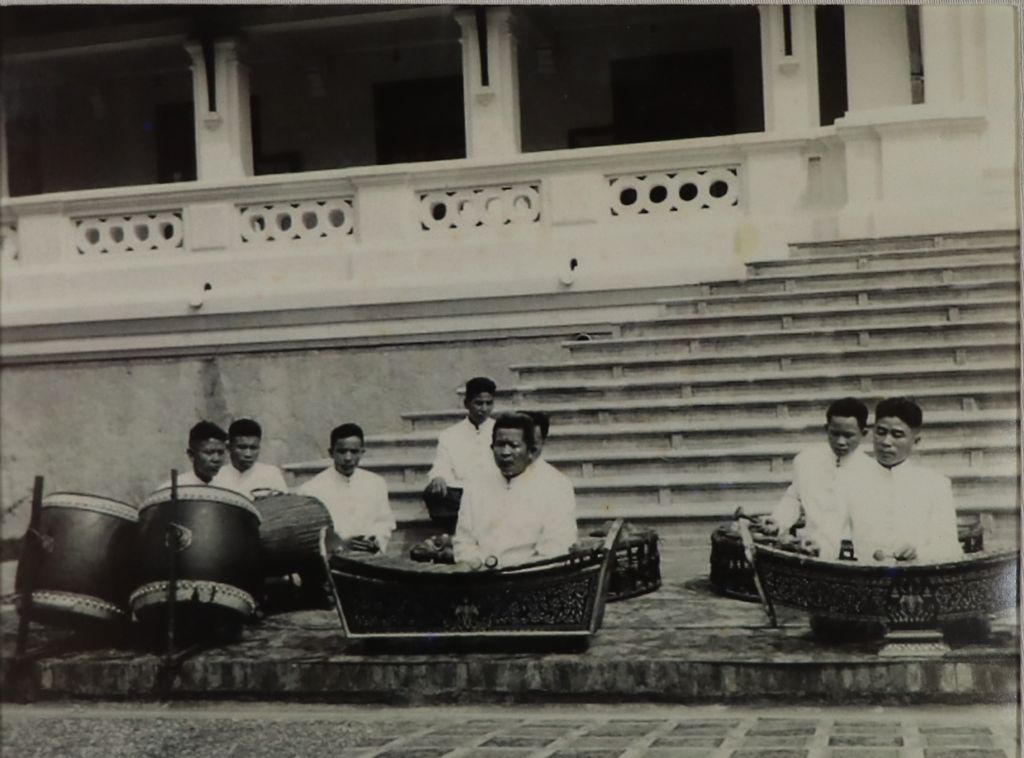 ຮູບ​ພ​າບຂາວດຳ  ໜ່ວຍສິນລະປະດົນຕີພື້ນເມືອງລາວ ປີ 1967