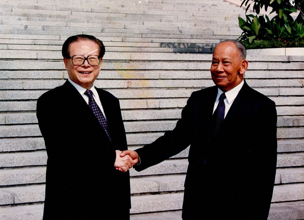 ຄະນະນຳຈີນມາຢ້ຽມຢາມລາວ14.7.2000