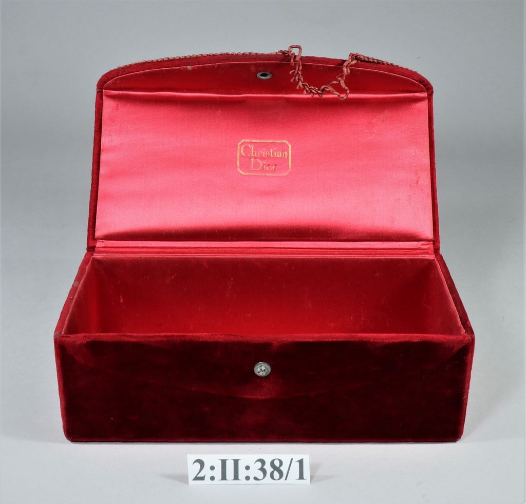 ກັບໃສ່ເຄື່ອງສໍາອາງສີແດງ.