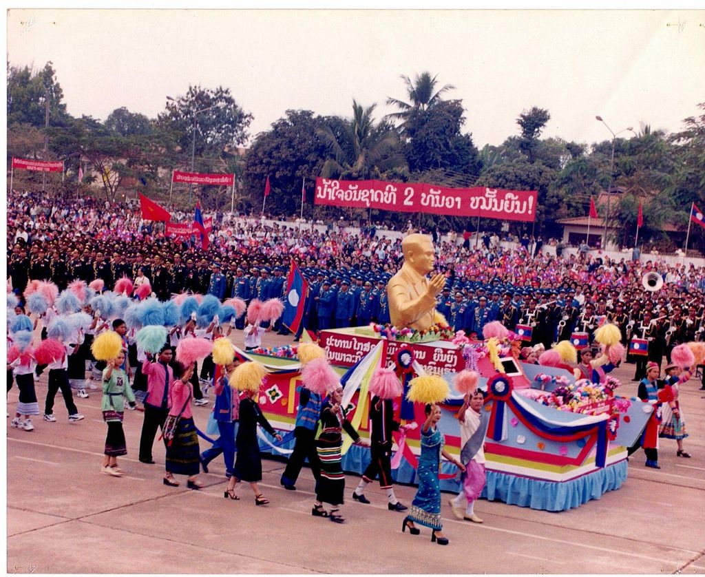 ໜຶ່ງໃນຮ້ອຍສວນສະໜາມສະຫຼອງ 2 ທັນວາ ປີ 2000