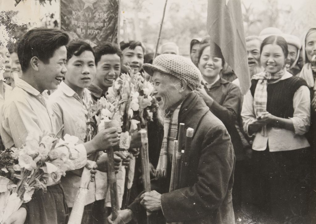 ທ່ານ ຟານ​ໂບ້ຍ​ເຈົາ ຢ້ຽມ​ຢາມ​ຊາວ​ໜຸ່ມ