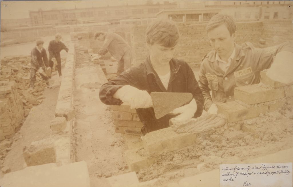 ນັກສຶກສາຜູ້ເປັນສະມາຊິກໜ່ວຍກໍ່ສ້າງອາສາສະໝັກຂອງນັກສຶກສາ