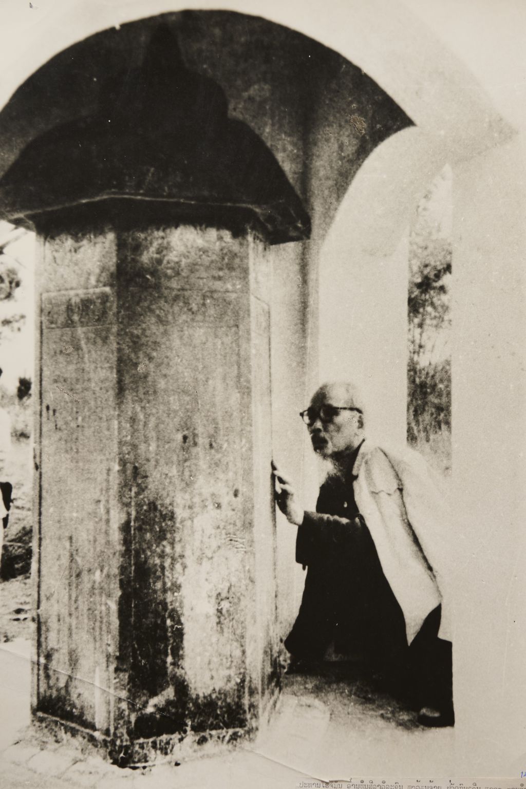 ທ່ານ ໂຮ​ຈິ​ມິນ ອ່ານ​ຫີນ​ສີ​ລາ​ວິ​ລະ​ຊົນ ປີ1965