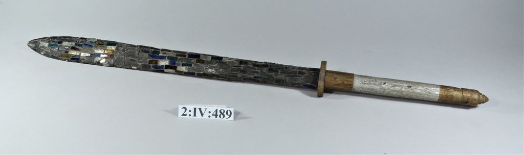 ດາບ ຫຼື້ ກະບີ່ ເຮັດດ້ວຍໄມ້ ຕິດແກ້ວ.