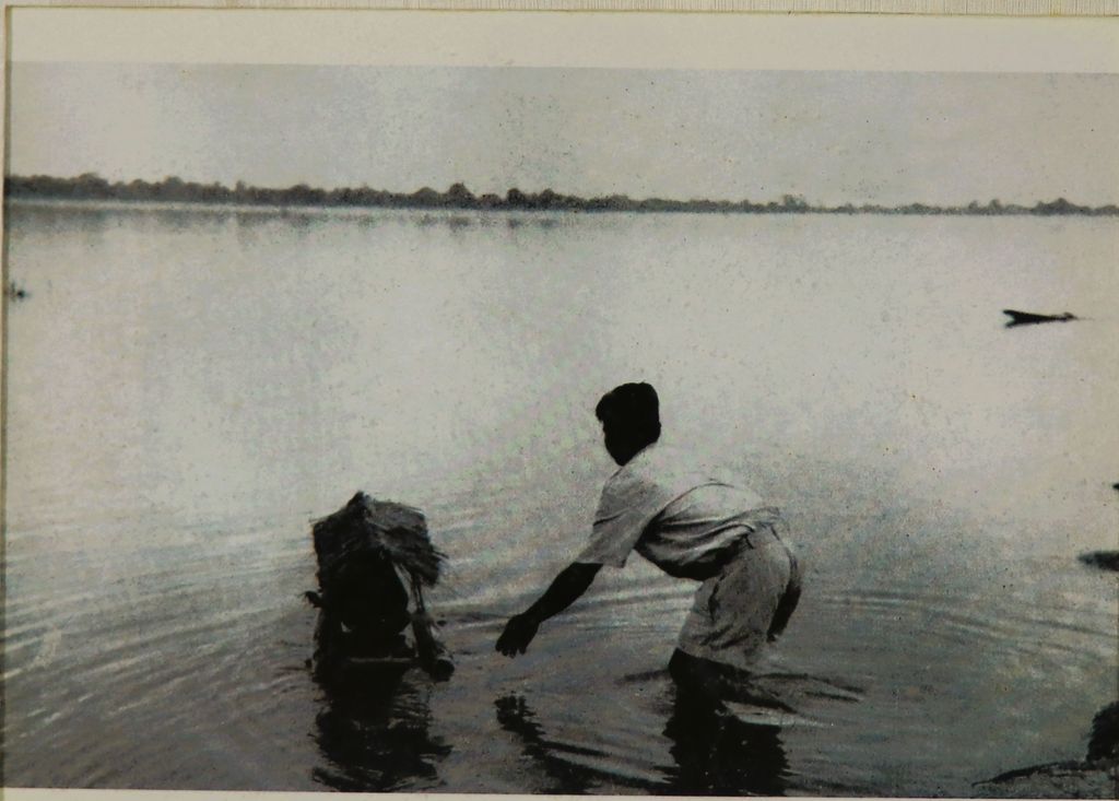 ຮູບ​ພ​າບຂາວດຳ ຜູ້ຊາຍສົ່ງນັກໂທດຂ້າມນໍ້າ ປີ 1956