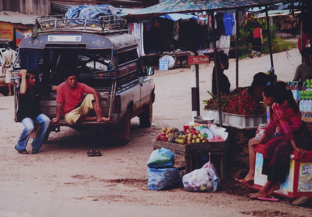 ແມ່​ຄ້າ​ຂາຍ​ເຄື່ອງ