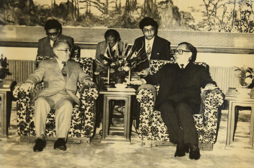 ທ່ານ ໄກ​ສອນ ພົມ​ວິ​ຫານ ໂອ້​ລ​ົບ​ກັບ ທ່ານ ຈຽງ​ເຈີງ​ໜິງ 7 ຕຸ​ລາ 1989