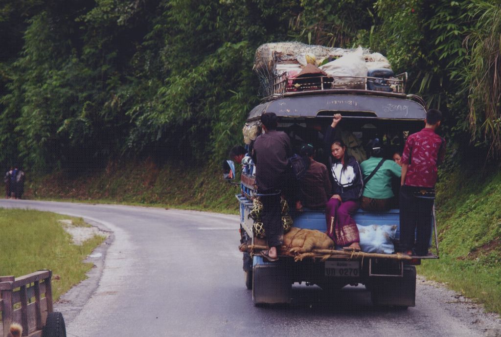 ປະ​ຊາ​ຊົນ​ຂີ່​ລົດ​ຂົນ​ສົ່ງ​ກັບ​ບ້ານ ແຂວງ​ຫົວ​ພັນ