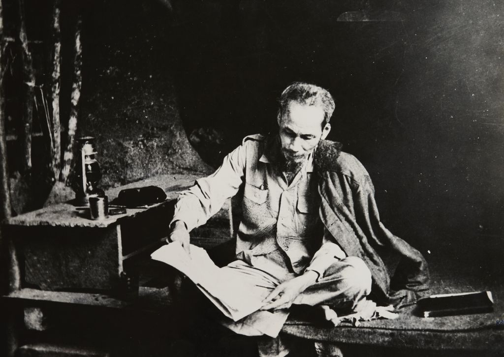 ປະ​ທານ ໂຮ​ຈິ​ມິນ ເຮັດ​ການ​ຢູ່​ເຂດ​ທີ່​ໝັ້ນ​ຫວຽດ​ບັກ ໃນ​ໄລ​ຍະ​ຕໍ່​ຕ້ານ​ຝ​ຣັ່ງ