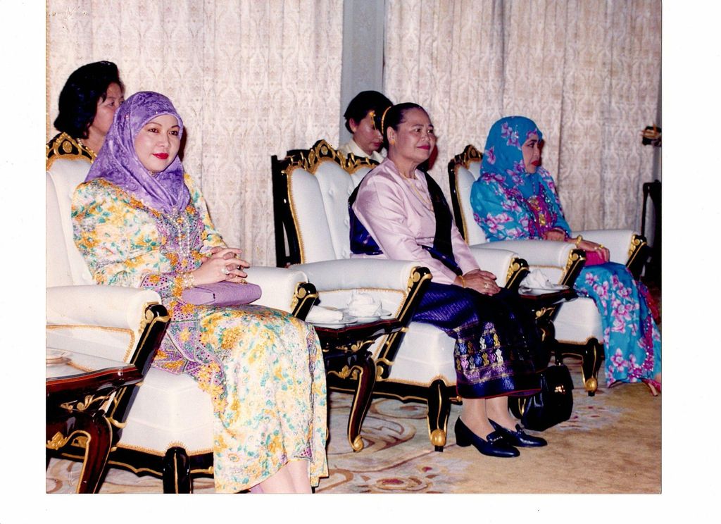 ພັນ​ລະ​ຍາ​ການ​ນຳ​ຢ້ຽມ​ຢາມ​ຕ່າງ​ປະ​ເທດ