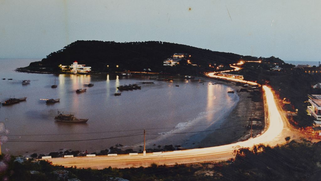 ໂດ​ເຊິນ​ເປີດ​ໄຟ ເປີດ​ປະ​ຕູ