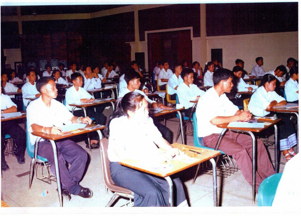 ນັກ​ສຶກ​ສາ​ນັ່ງ​ຮຽນ​ໜັ່ງ​ສື