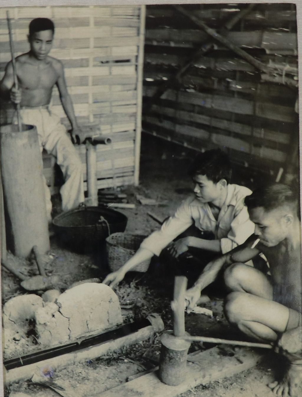 ຮູບພາບຂາວດໍາ ຊາວບ້ານຫາດຫ່ຽນກໍາລັງຕີເຫລັກ ປີ 1951