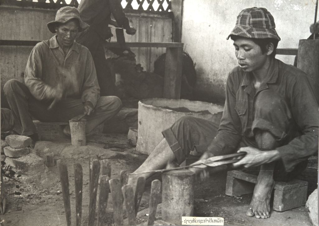 ຊ່າງ​ຕີ​ເຫຼັກ