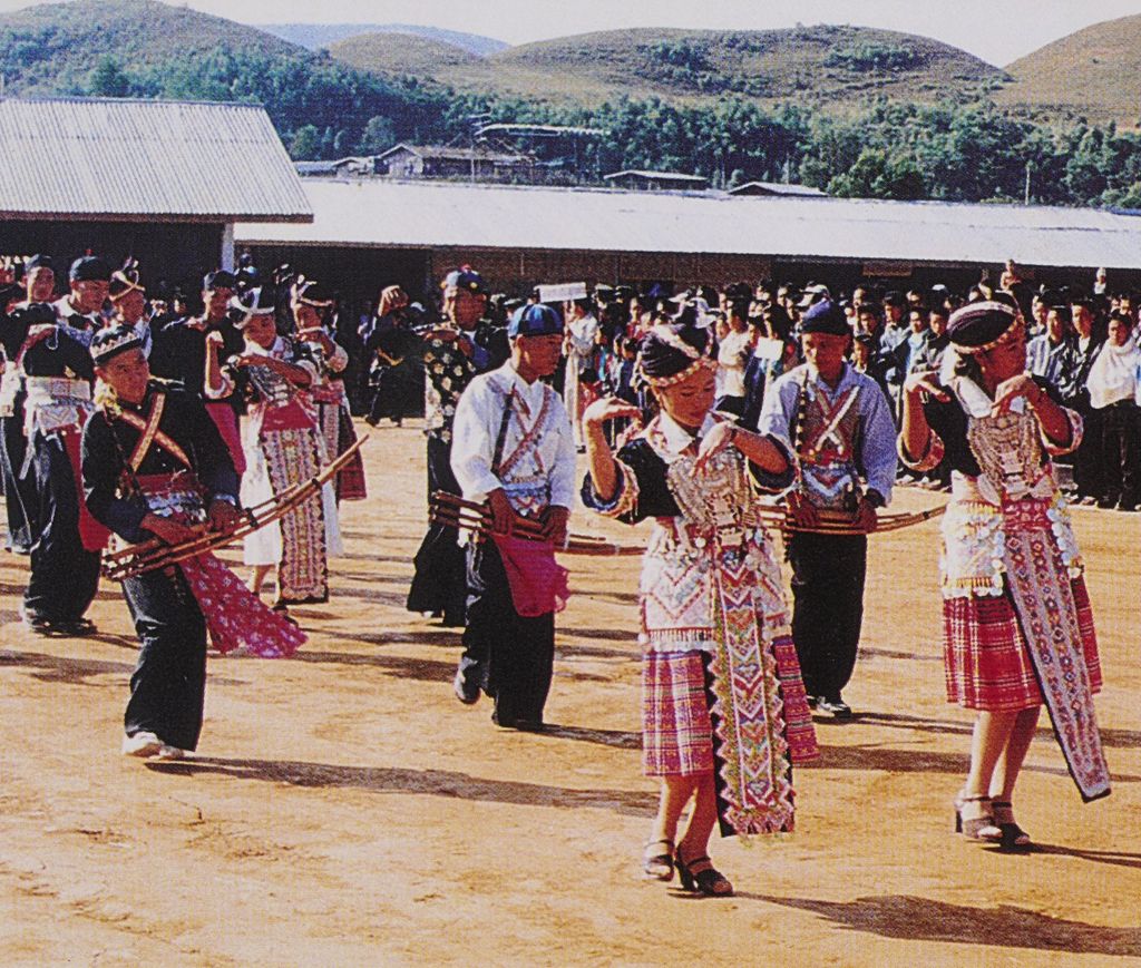 ການ​ສະ​ແດງ​ໜ່ວຍ​ສິ​ລະ​ປະ​ເຜົ່າ​ມົ້ງ​ຢູ່​ແຂວງ​ໄຊ​ສົມ​ບູນ